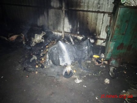 Під час гасіння пожежі рятувальники виявили тіло безхатька поблизу сміттєвих баків