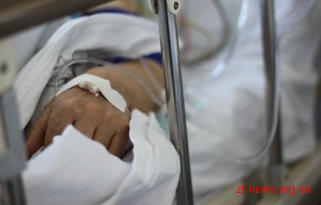 На Житомирщині маляр лікарні розвантажуючи дрова впав з машини на землю, а через два тижні загинув