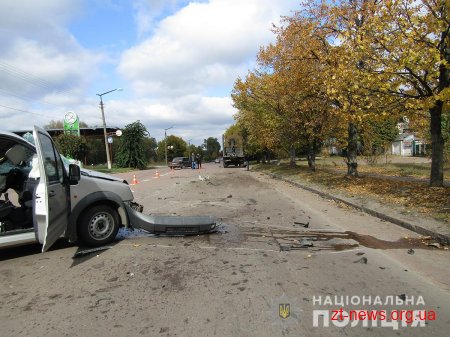У Коростені Ford вилетів на зустрічну та зіткнувся з лісовозом: 1 людина потрапила до лікарні