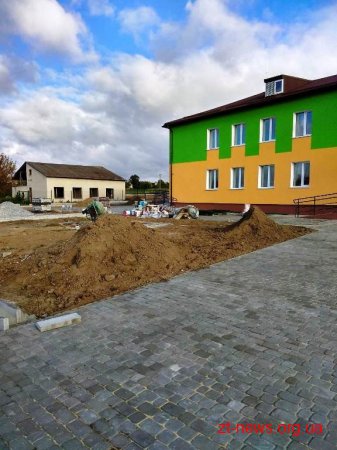 У Гульську триває благоустрій території навколо відновленого дитсадка