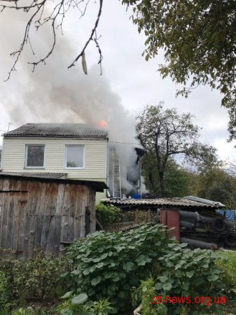 У Житомирі вогнеборці врятували від знищення чотириквартирний будинок