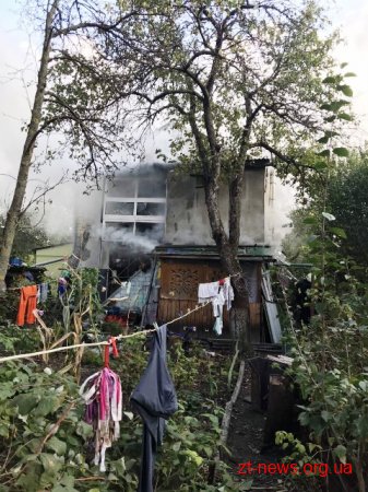 У Житомирі вогнеборці врятували від знищення чотириквартирний будинок