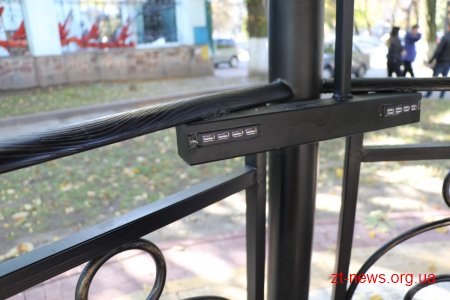 На Старому Бульварі завершили встановлення альтанки з безкоштовним WIFI та можливістю зарядити гаджети