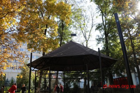 На Старому Бульварі завершили встановлення альтанки з безкоштовним WIFI та можливістю зарядити гаджети