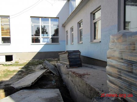 В Ємільчино тривають роботи з реконструкції басейну