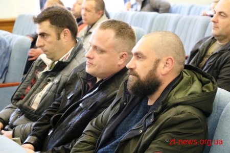 Сергій Сухомлин вручив подяки військовим та волонтерам і подарував картину для майбутнього «Дому ветерана»
