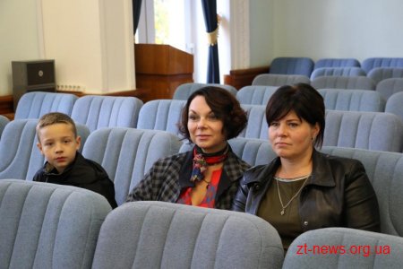 Сергій Сухомлин вручив подяки військовим та волонтерам і подарував картину для майбутнього «Дому ветерана»