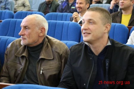 Сергій Сухомлин вручив подяки військовим та волонтерам і подарував картину для майбутнього «Дому ветерана»