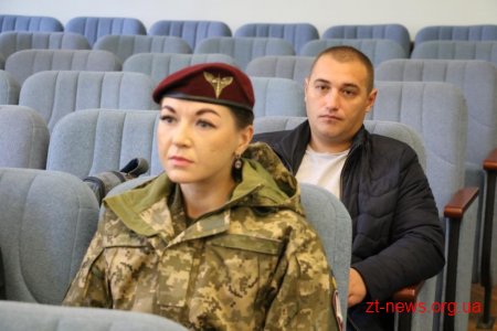 Сергій Сухомлин вручив подяки військовим та волонтерам і подарував картину для майбутнього «Дому ветерана»