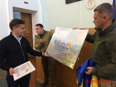 Сергій Сухомлин вручив подяки військовим та волонтерам і подарував картину для майбутнього «Дому ветерана»