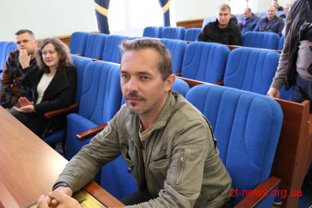 Сергій Сухомлин вручив подяки військовим та волонтерам і подарував картину для майбутнього «Дому ветерана»