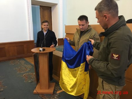 Сергій Сухомлин вручив подяки військовим та волонтерам і подарував картину для майбутнього «Дому ветерана»