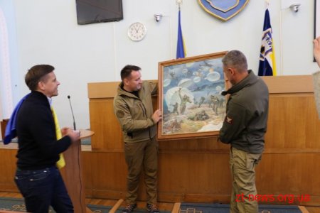 Сергій Сухомлин вручив подяки військовим та волонтерам і подарував картину для майбутнього «Дому ветерана»