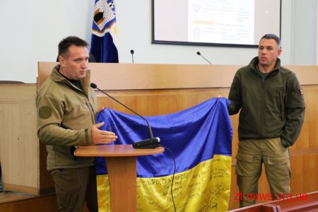 Сергій Сухомлин вручив подяки військовим та волонтерам і подарував картину для майбутнього «Дому ветерана»
