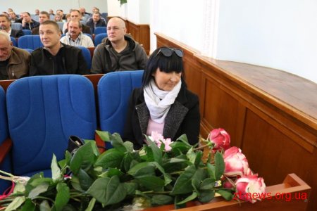 Сергій Сухомлин вручив подяки військовим та волонтерам і подарував картину для майбутнього «Дому ветерана»