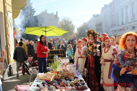 На вул. Михайлівській у Житомирі відгуляли Покровське весілля