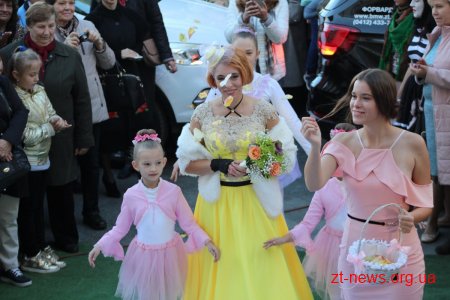 На вул. Михайлівській у Житомирі відгуляли Покровське весілля