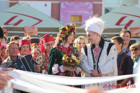 На вул. Михайлівській у Житомирі відгуляли Покровське весілля