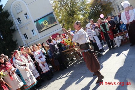 На вул. Михайлівській у Житомирі відгуляли Покровське весілля