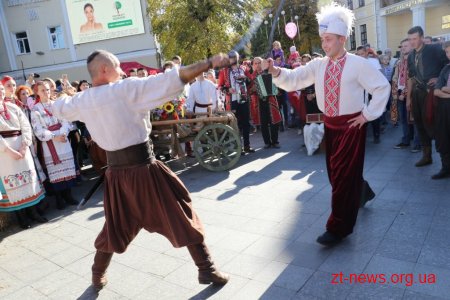 На вул. Михайлівській у Житомирі відгуляли Покровське весілля