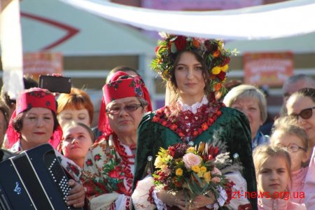На вул. Михайлівській у Житомирі відгуляли Покровське весілля