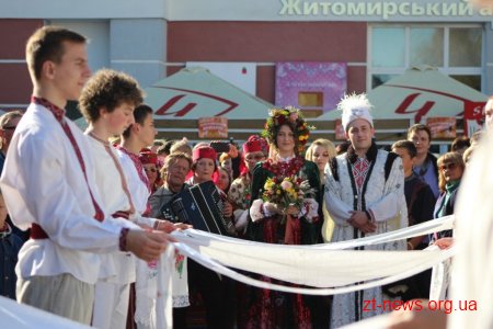 На вул. Михайлівській у Житомирі відгуляли Покровське весілля