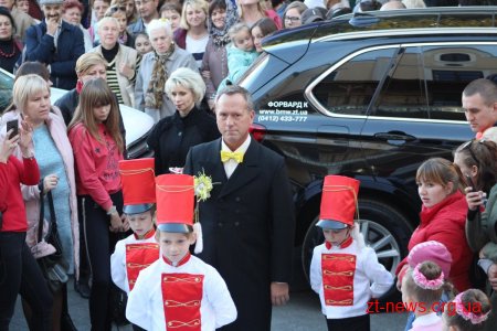На вул. Михайлівській у Житомирі відгуляли Покровське весілля