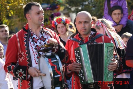 На вул. Михайлівській у Житомирі відгуляли Покровське весілля