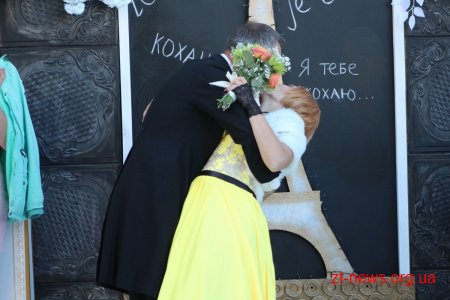 На вул. Михайлівській у Житомирі відгуляли Покровське весілля