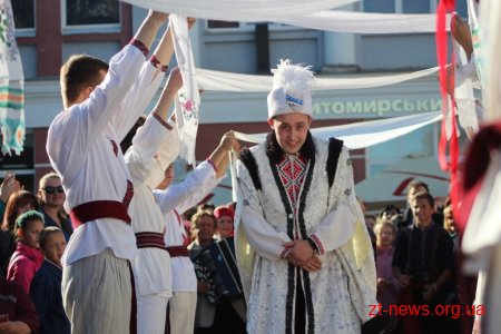 На вул. Михайлівській у Житомирі відгуляли Покровське весілля