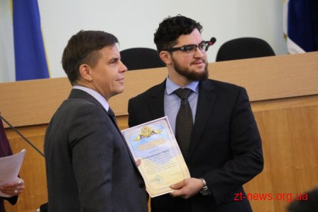 Мер вручив подяки волонтерам, які впродовж 2 місяців працювали у Житомирі