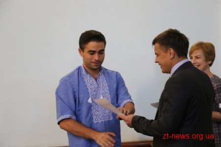 Мер вручив подяки волонтерам, які впродовж 2 місяців працювали у Житомирі