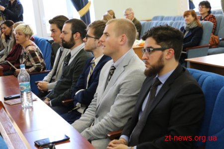 Мер вручив подяки волонтерам, які впродовж 2 місяців працювали у Житомирі