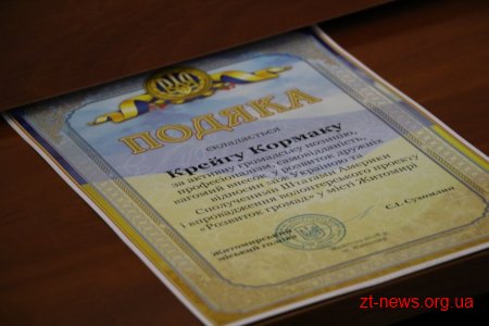 Мер вручив подяки волонтерам, які впродовж 2 місяців працювали у Житомирі