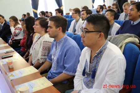 Мер вручив подяки волонтерам, які впродовж 2 місяців працювали у Житомирі