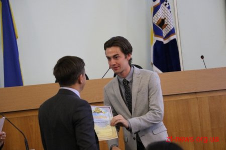 Мер вручив подяки волонтерам, які впродовж 2 місяців працювали у Житомирі
