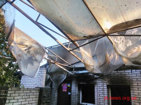 У Коростишеві під час пожежі в кафе полум'я перекинулось на житловий будинок