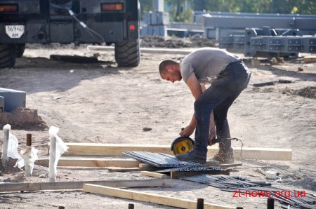 На стадіоні «Полісся» монтують конструкцію під накриття та укладають фінальний шар асфальту