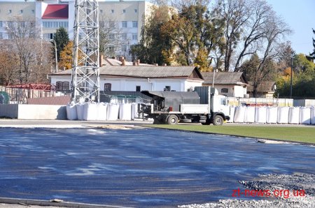 На стадіоні «Полісся» монтують конструкцію під накриття та укладають фінальний шар асфальту