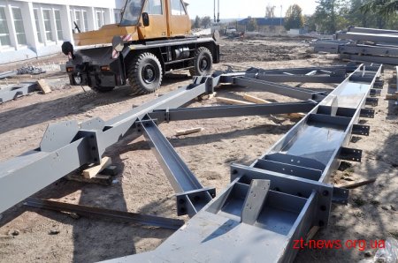 На стадіоні «Полісся» монтують конструкцію під накриття та укладають фінальний шар асфальту