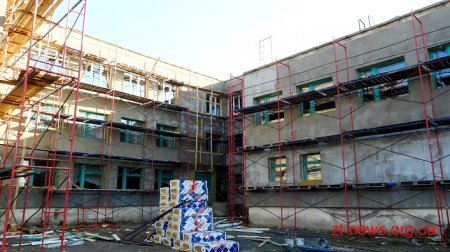 У Новоборівському ліцеї за кошти ДФРР вже утеплили фасад та розпочали заміну вікон