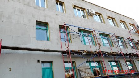 У Новоборівському ліцеї за кошти ДФРР вже утеплили фасад та розпочали заміну вікон