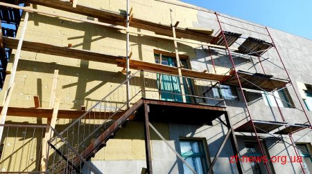 У Новоборівському ліцеї за кошти ДФРР вже утеплили фасад та розпочали заміну вікон