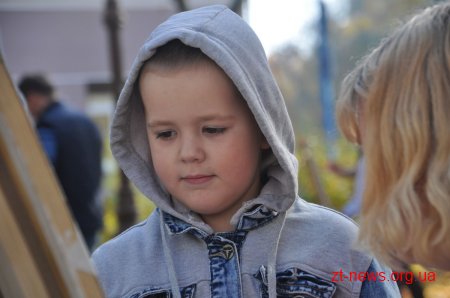 В центрі Житомира діти малювали осінні пейзажі