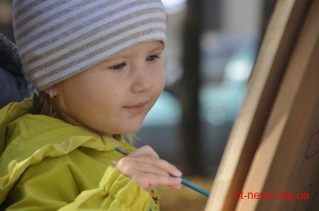В центрі Житомира діти малювали осінні пейзажі