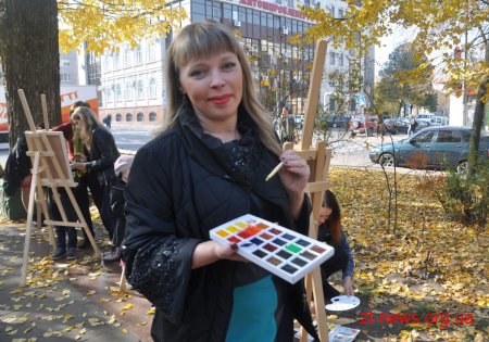 В центрі Житомира діти малювали осінні пейзажі