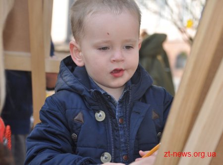 В центрі Житомира діти малювали осінні пейзажі