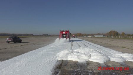Поблизу Житомира рятувальники відпрацьовували порядок дій у разі аварійної посадки літака