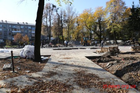 Активно тривають роботи з реконструкції скверу на розі вулиць Лятошинського та Небесної Сотні Активно тривають роботи з реконструкції скверу на розі вулиць Лятошинського та Небесної Сотні