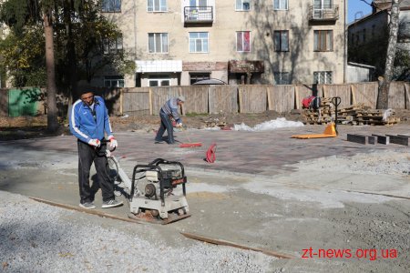 Активно тривають роботи з реконструкції скверу на розі вулиць Лятошинського та Небесної Сотні
